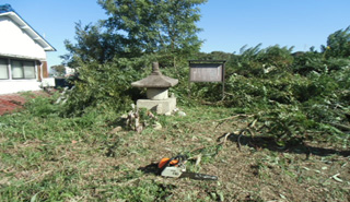 お墓の周りの清掃