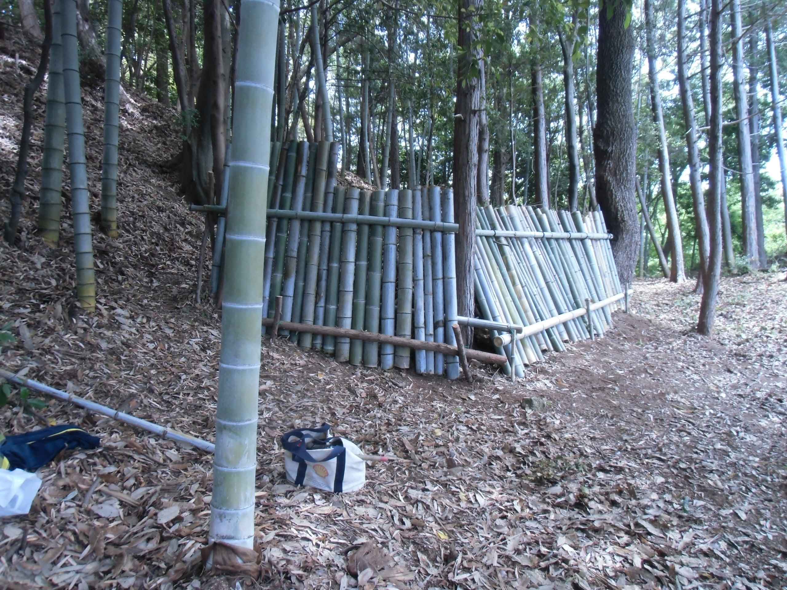 完成した竹による囲内中に伐採した　竹木が